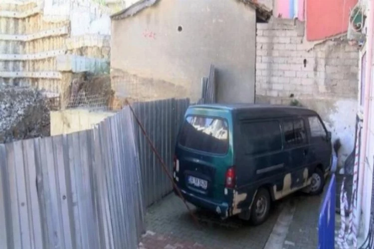 Kağıthane'de istinat duvarı çöktü! Minibüs mahsur kaldı