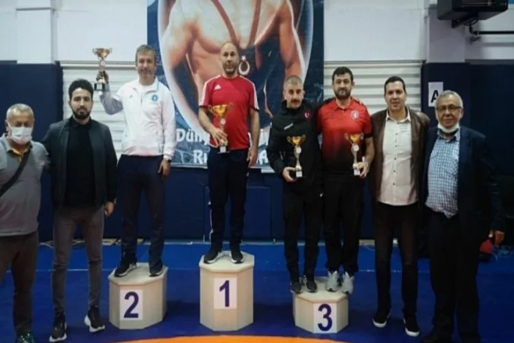 Bursa Büyükşehir Belediyesporlu güreşçilerden 10 madalya