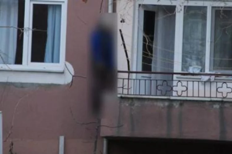 Yaşlı kadın balkonunda asılı halde bulundu