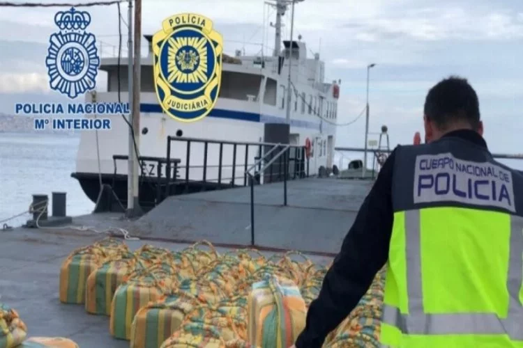 Bir yelkenlide 5 tondan fazla kokain ele geçirildi