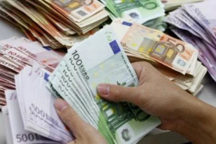 Dolar ve Euro'da rekor üstüne rekor