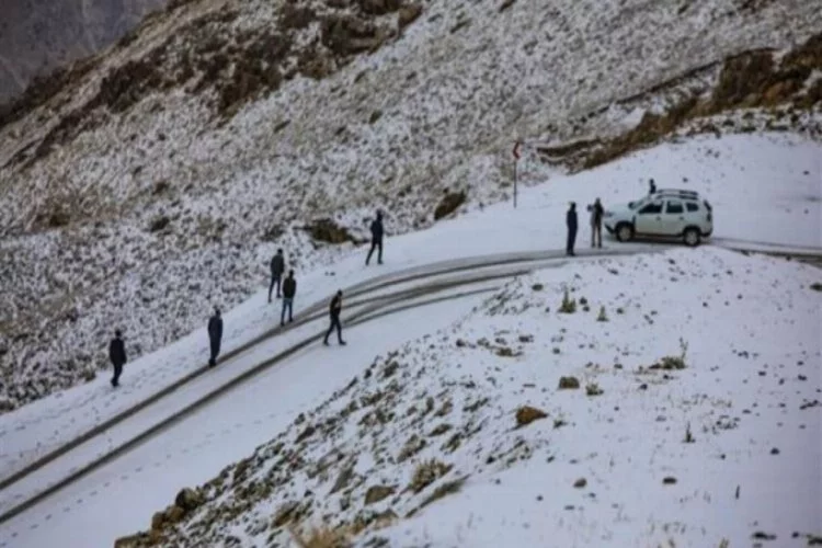 Van'da kar ve sis etkili oldu, araçlar yolda mahsur kaldı