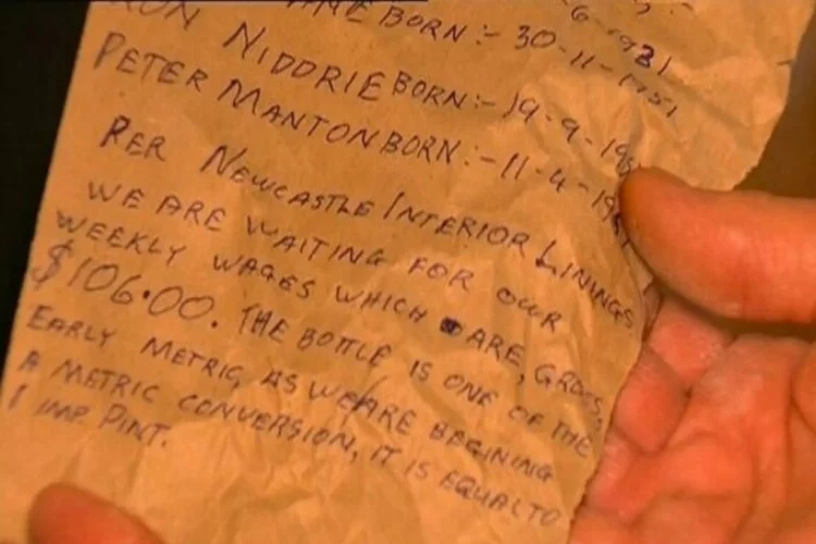 47 yıl önce duvara gizlenmiş bir mektup buldu