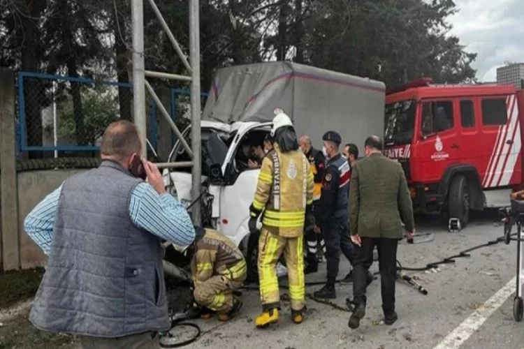 İstranbul Sancaktepe'de kamyonet levha direğine çarptı
