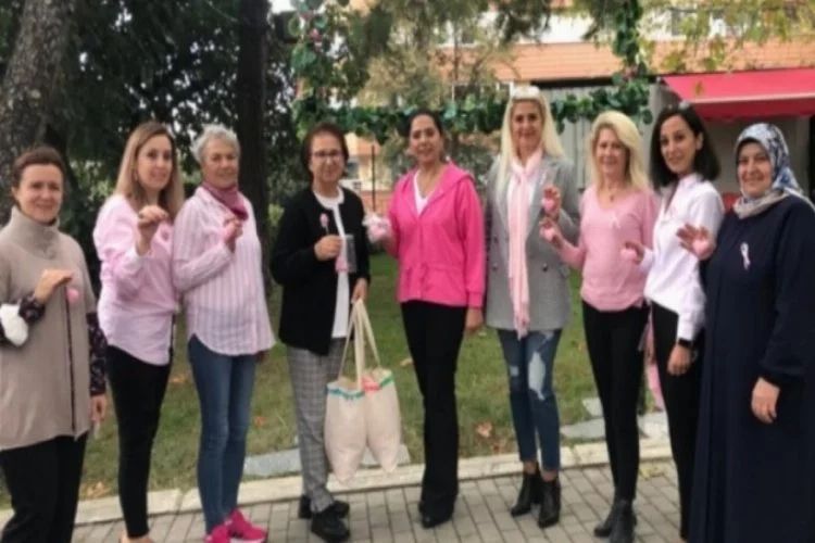 Bursa'da gönüllü kadınlar kanser hastaları için anahtarlık ördü