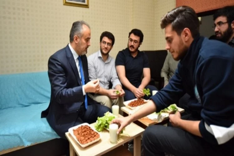 Bursa'da üniversiteliler su indirimini çiğ köfte partisiyle kutladı