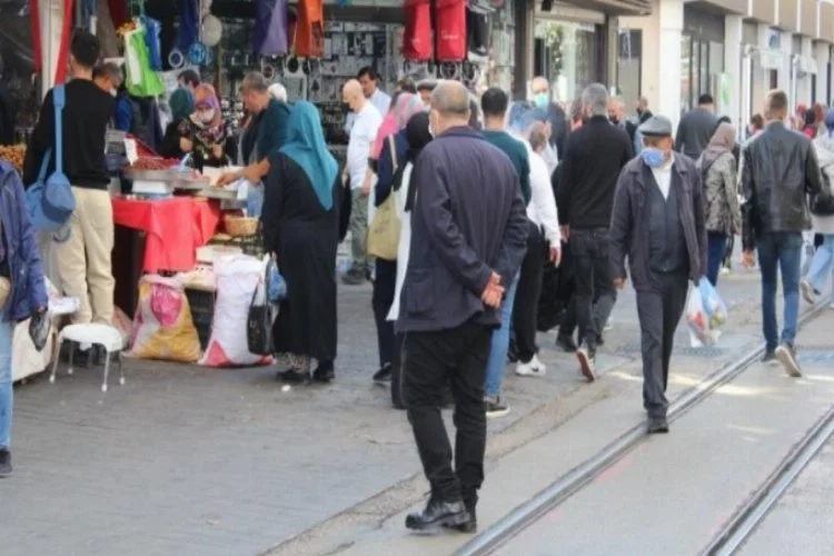 Bursa'da havalar ısınınca vatandaşlar pazara akın etti