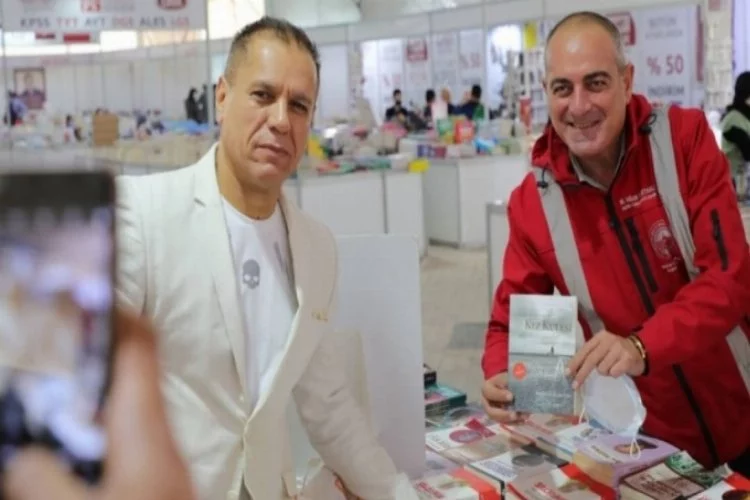 Bursa Gemlik'te Başkan Sertaslan Kitap Fuarı'nı ziyaret etti