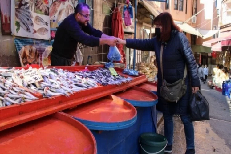 Bursa'da balıkların padişahı ucuzlayınca kapış kapış gitti!