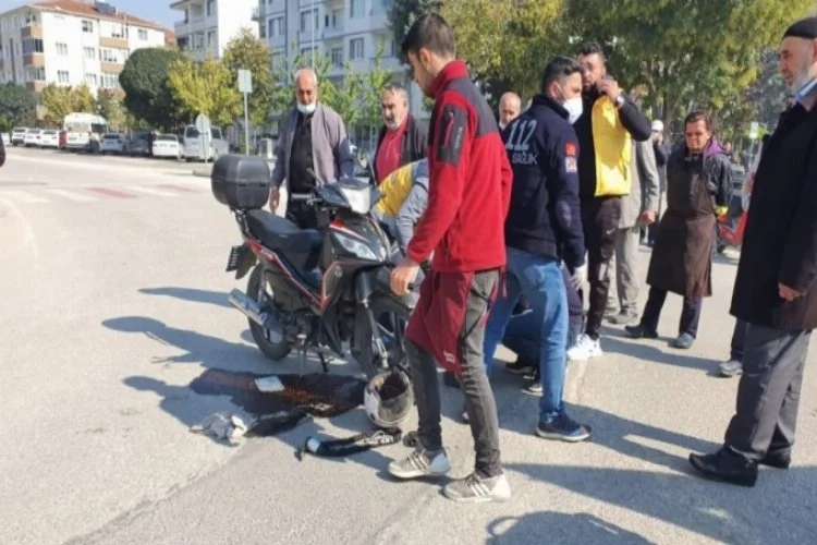 Bursa'da otomobil ile motosikletli kavşakta çarpıştı