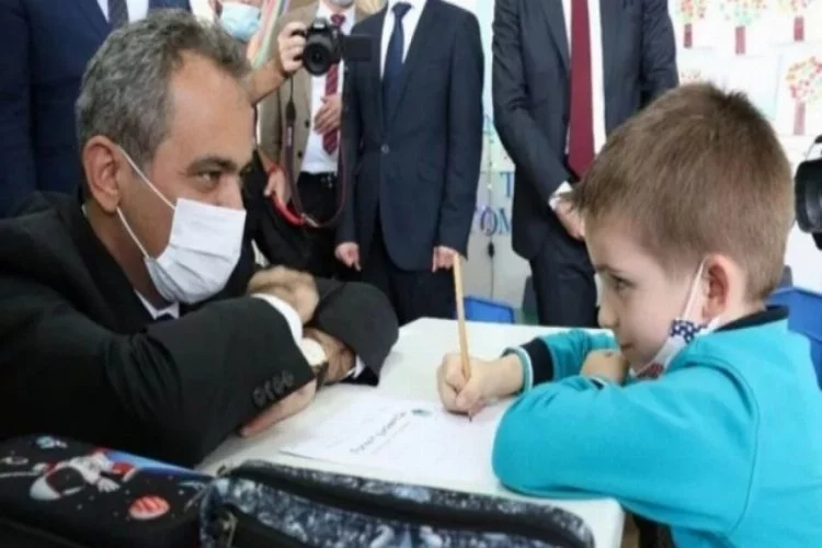 Bakan Özer, Kosova'da Maarif ve Elena Gjika okullarını ziyaret etti