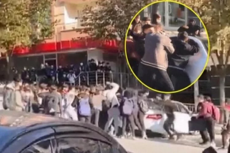 Liseliler sokak ortasında birbirlerine kemerlerle saldırdı
