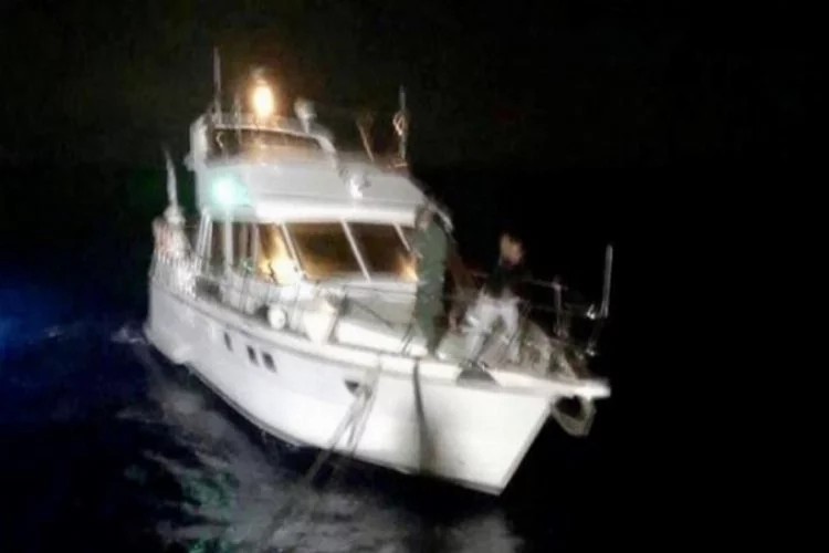 Arızalanan teknedeki 4 kişi kurtarıldı!