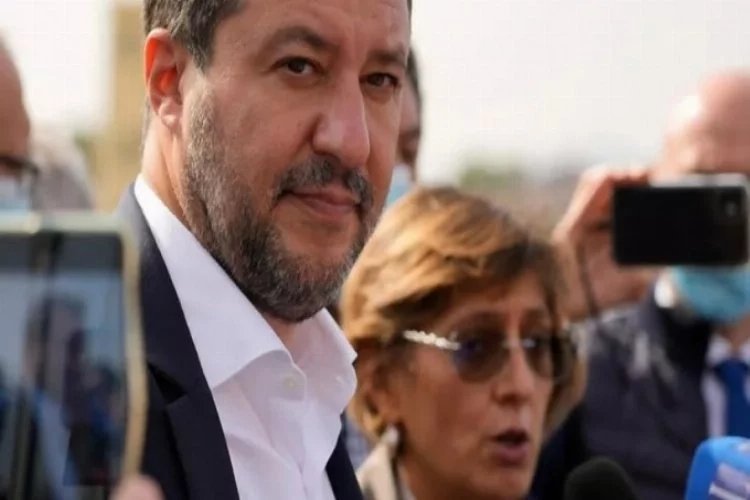 Salvini, göçmenleri denizde mahsur bırakmaktan yargılanıyor