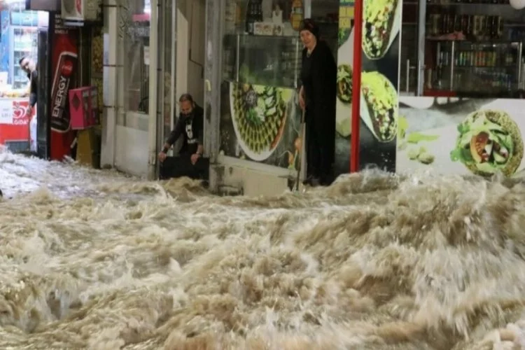 Sivas'ta su borusu patladı: Caddeler göle döndü