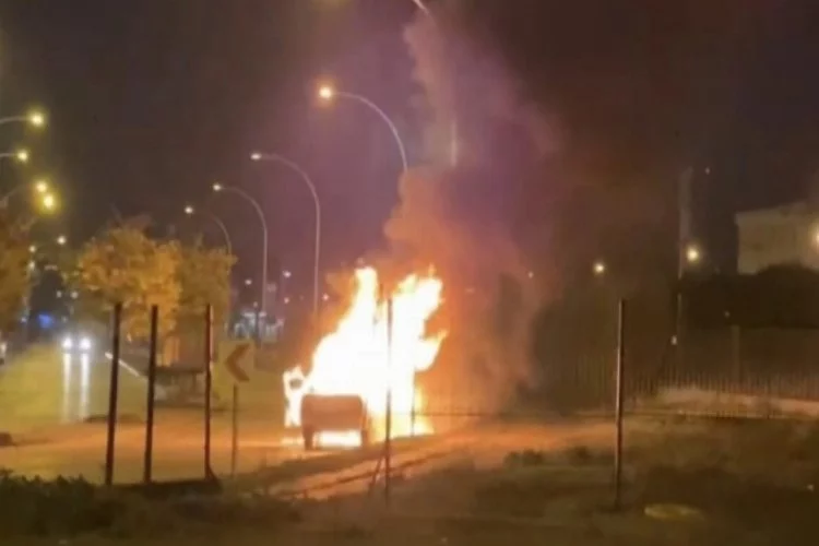 Bursa Nilüfer'de seyir halindeki otomobil cayır cayır yandı