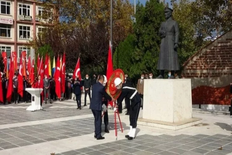 Atatürk Anıtı'na çelenk konuldu