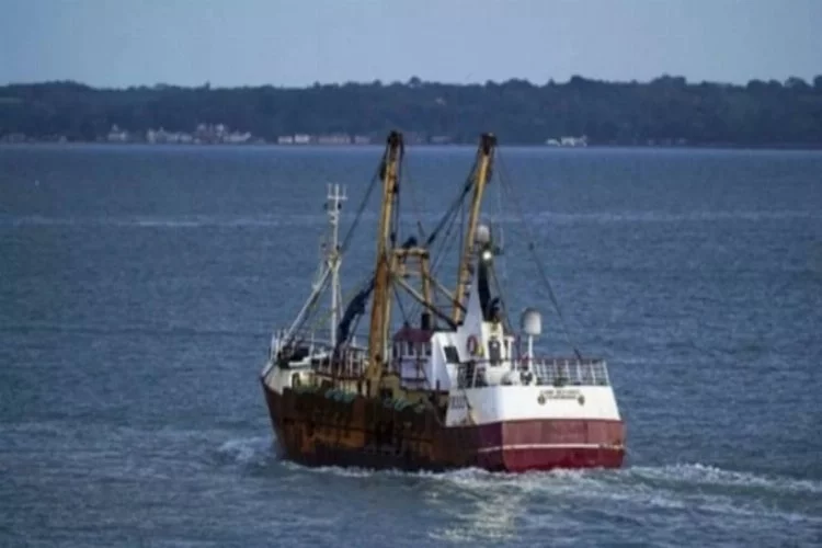 Fransa, karasularında izinsiz avlanan İngiliz balıkçı teknesine el koydu