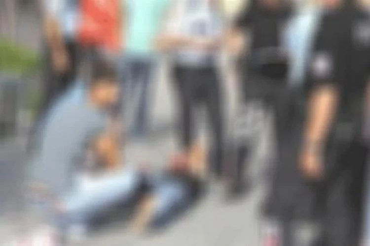 Bursa'da yolda yürüyen gençler neye uğradığını şaşırdı