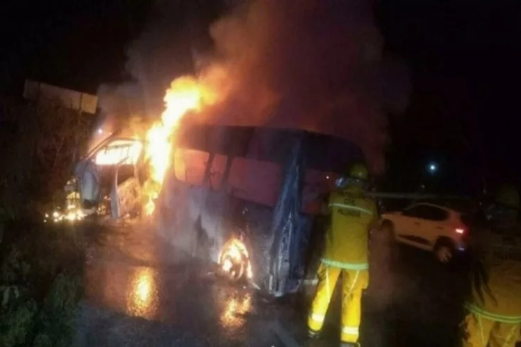 Meksika'da minibüs kamyonla çarpıştı: 12 ölü