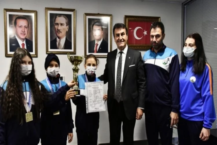 Bursa'da Osmangazi Belediye Başkanı Dündar, rekortmen atıcılarla buluştu