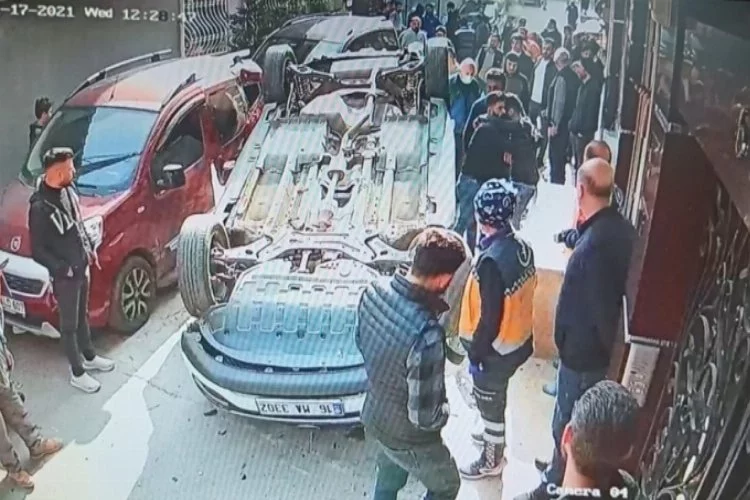 Bursa'da ehliyetsiz sürücü dehşeti! Park halindeki araçlara çarpıp devrildi