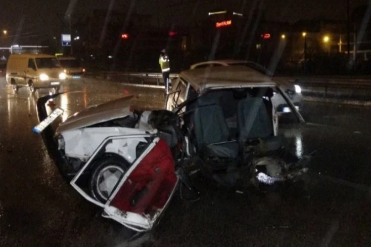 Bursa'da kamyonun çarptığı otomobil ikiye ayrıldı: 2 kişi yaralandı!