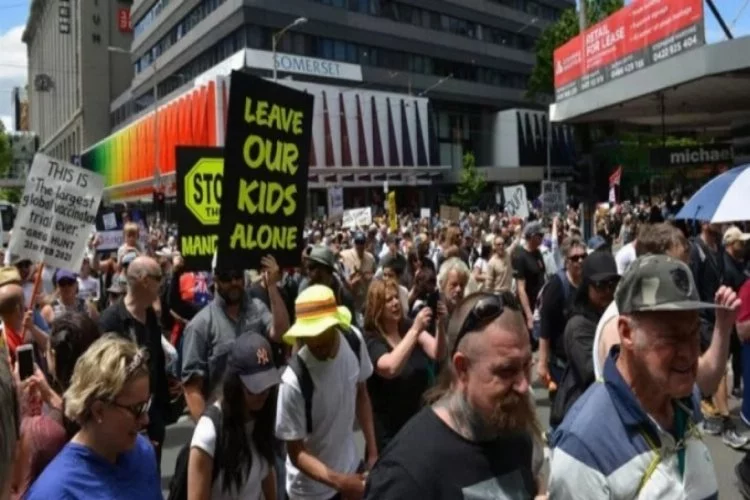 Avustralya'da aşı karşıtları sokaklarda!