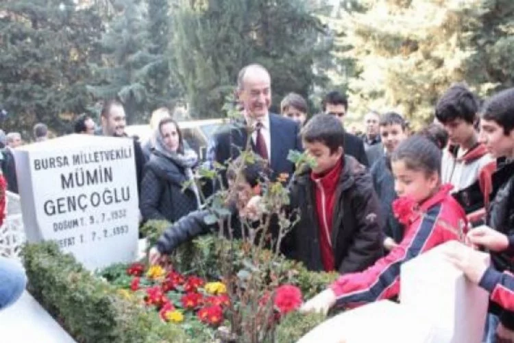 Bursa eski Milletvekili Mümin Gençoğlu mezarı başında anıldı