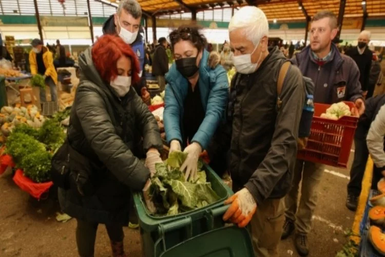 Bursa'da pazardan topladıkları atıklardan kompost yapmayı öğrendiler
