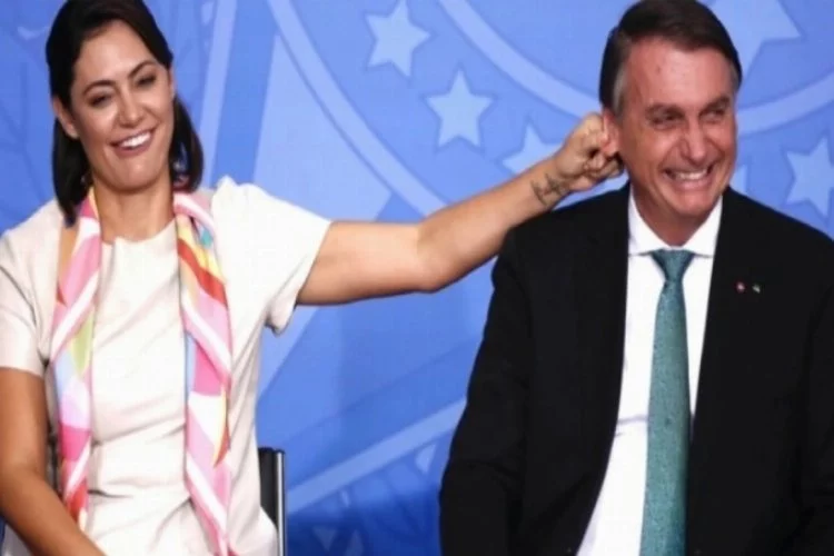 Brezilya Devlet Başkanı Bolsonaro'nun eşi canlı yayında kulağını çekti