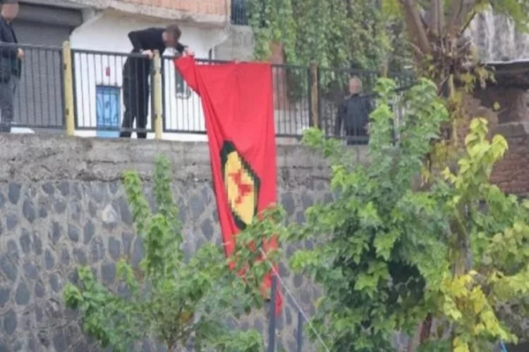 İstinat duvarına asılan PKK paçavrası indirildi
