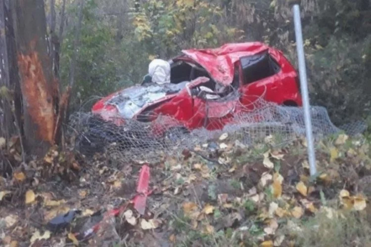 Feci kaza! Ağaca çarpan otomobildeki 1 kişi hayatını kaybetti