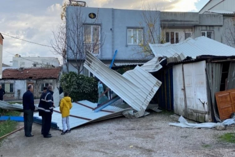 Bursa'da lodos kabusu: Çatılar uçtu, evler ve arabalar zarar gördü!