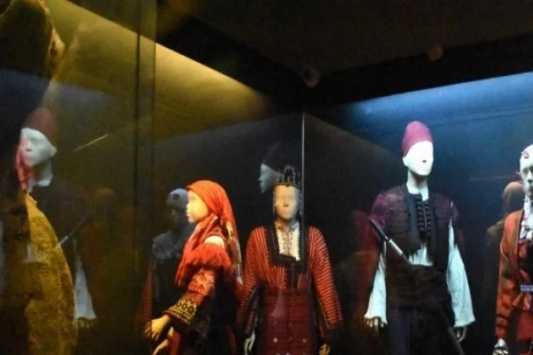 Bursa'da baba mirası müzedeki Osmanlı giysi ve takılarını geleceğe taşıyor