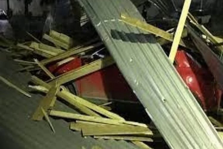 Trabzon'da fırtına çatıları uçurdu, otomobiller hasar gördü