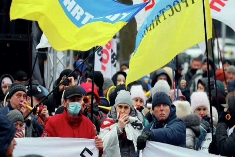 Kiev'de Zelenskiy'e karşı binlerce kişilik protesto