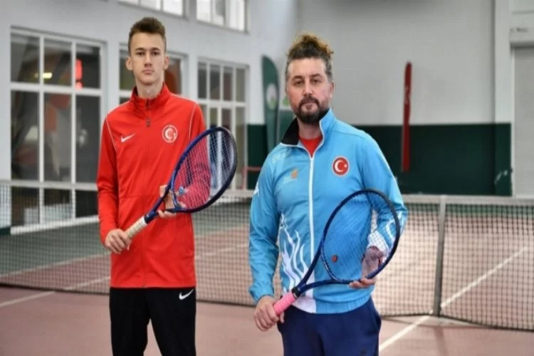 Bursa Osmangazi'de engeller tenis ile aşılıyor