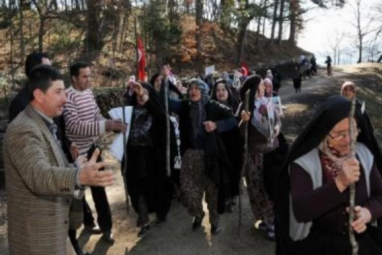 Bursa'da köylü kadınlar ellerinde sopalarla temiz su için ayaklandı
