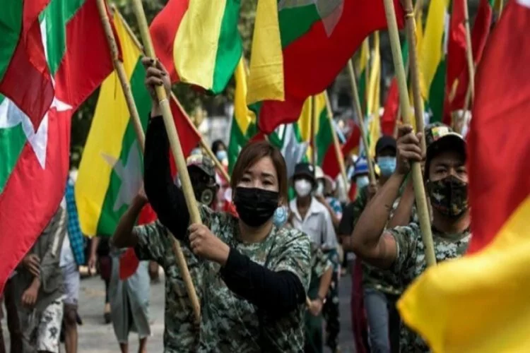 Myanmar'da askeri araç protestocuların arasına daldı: 5 ölü
