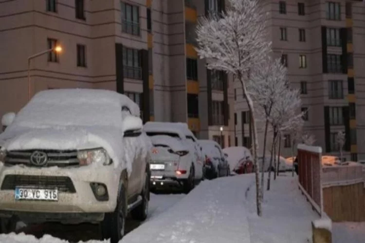 Yüksekova'da yoğun kar yağışı! Yollar kapandı