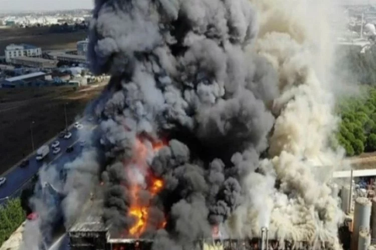 Tuzla'da fabrikanın deposunda çıkan yangın söndürüldü