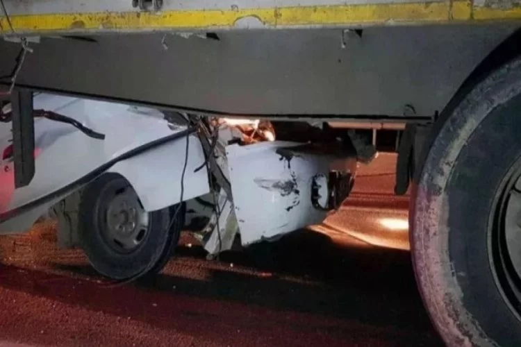 Minibüs, TIR'ın altına girdi: 2 ölü