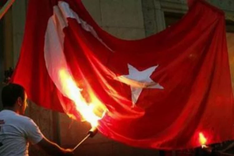 Türk bayraklarını ateşe verdiler