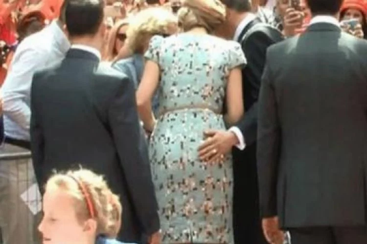 Kameralar önünde kraliçenin poposuna dokundu