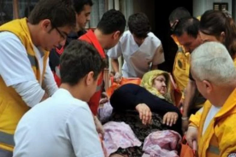 Bursa'da 200 kiloluk kadını ambulansa böyle taşıdılar