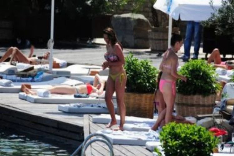 Nurgül Yeşilçay'dan bikini şov devam ediyor