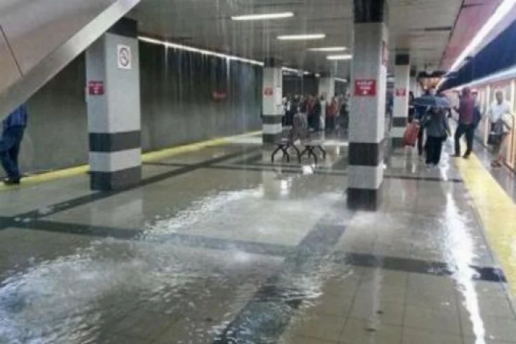 Öyle bir yağmur yağdı ki... Metroda şemsiye açtılar