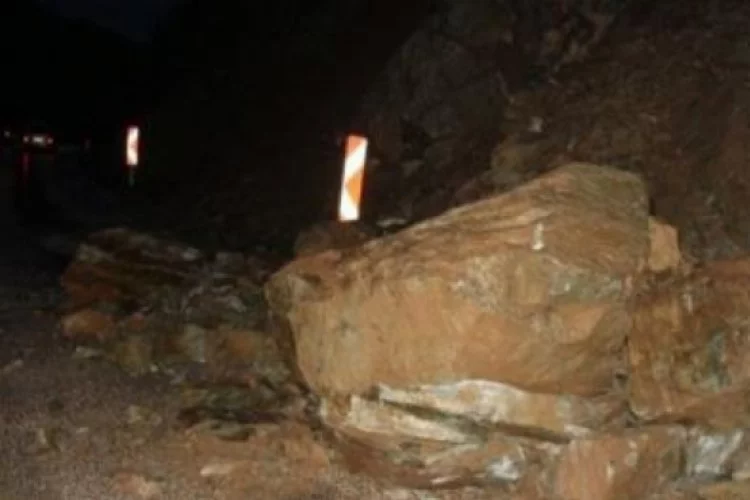 Bursa'da yola düşen kaya parçaları zor anlar yaşattı