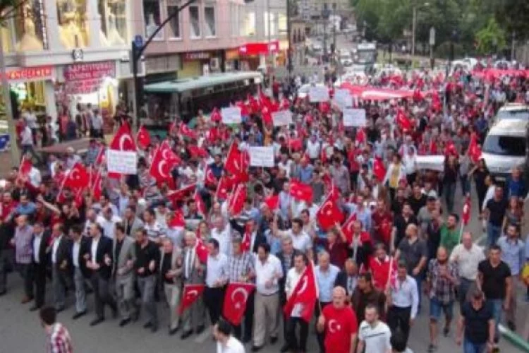 Bursa'da yüzlerce kişi bayrağa saygı yürüyüşünde bir araya geldi